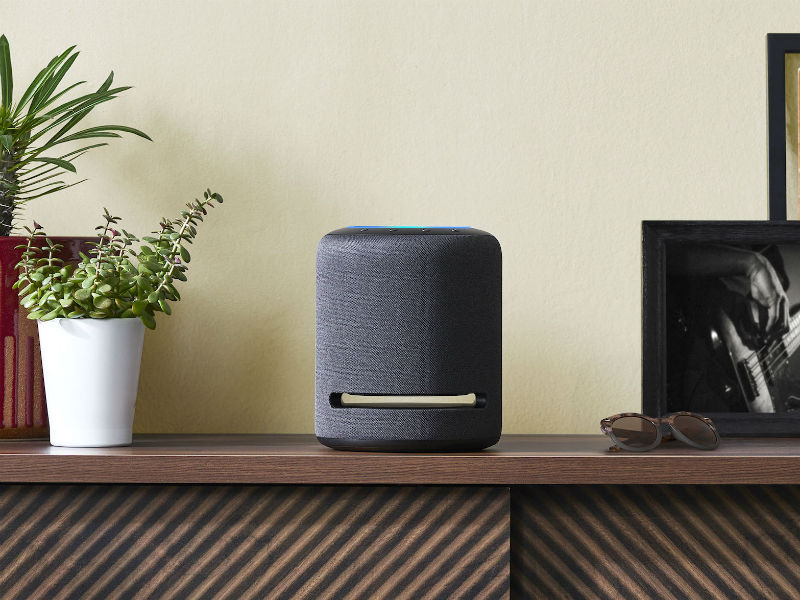 Amazon Echo Studio mit Alexa Sprachbefehlen auf Sideboard