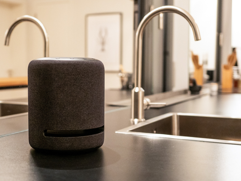 Der Smart Speaker mit Alexa-Sprachsteuerung macht auch in der Küche eine gute Figur.