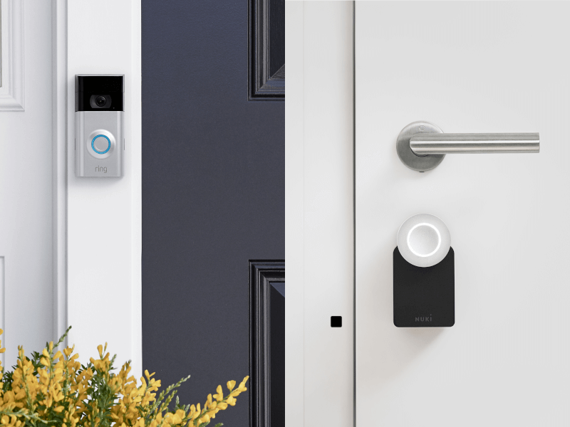 Ring Video Doorbell vor Haustür, daneben Nuki-Schloss an Haustür