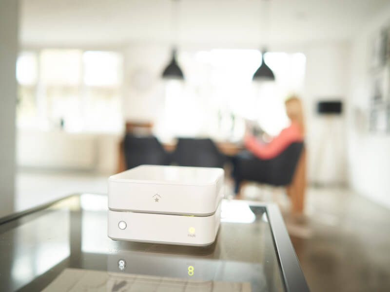 Die innogy SmartHome Zentrale 2.0 in einem Wohnzimmer