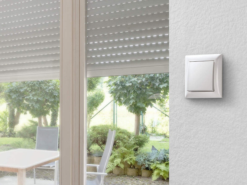 Rollladen an Fenster, mit Bosch-Smart-Home-Schalter innen