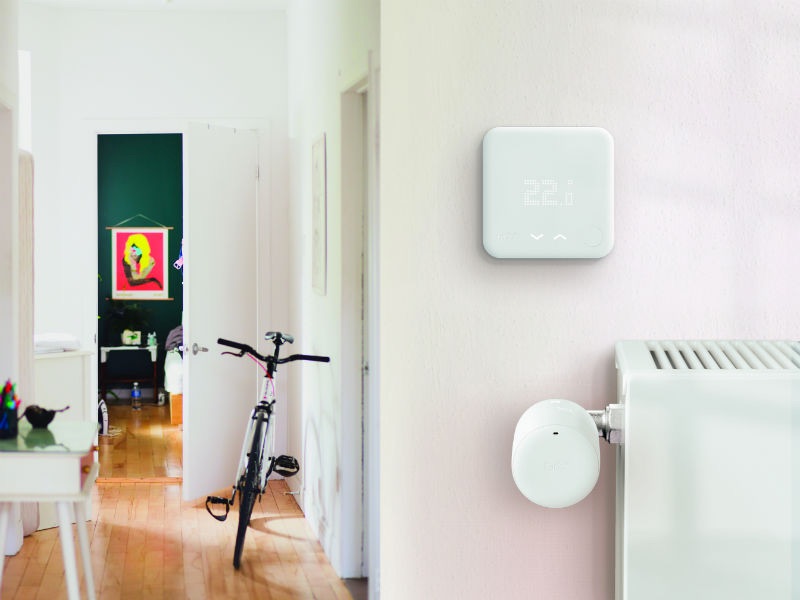 Heizkörperthermostat und Raumthermostat in moderner Wohnung