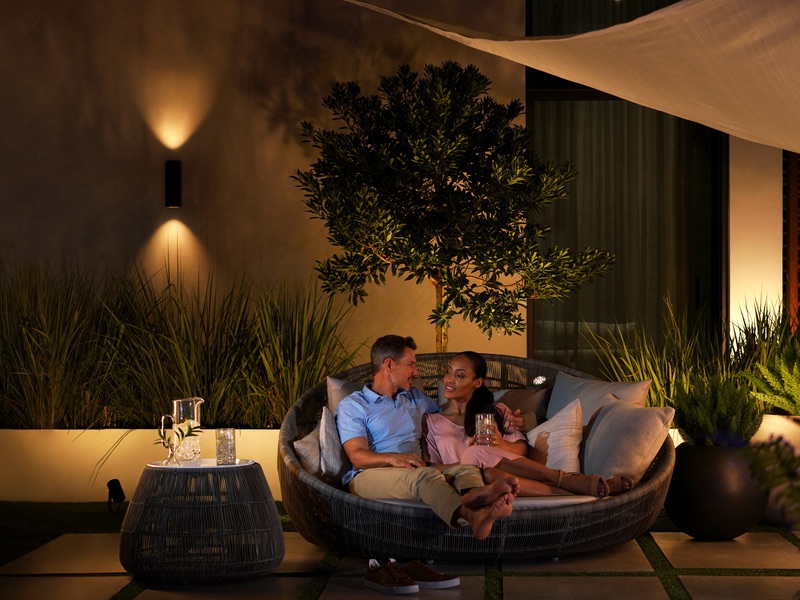 Philips-Hue-Outdoor-Wandleuchte auf Terrasse