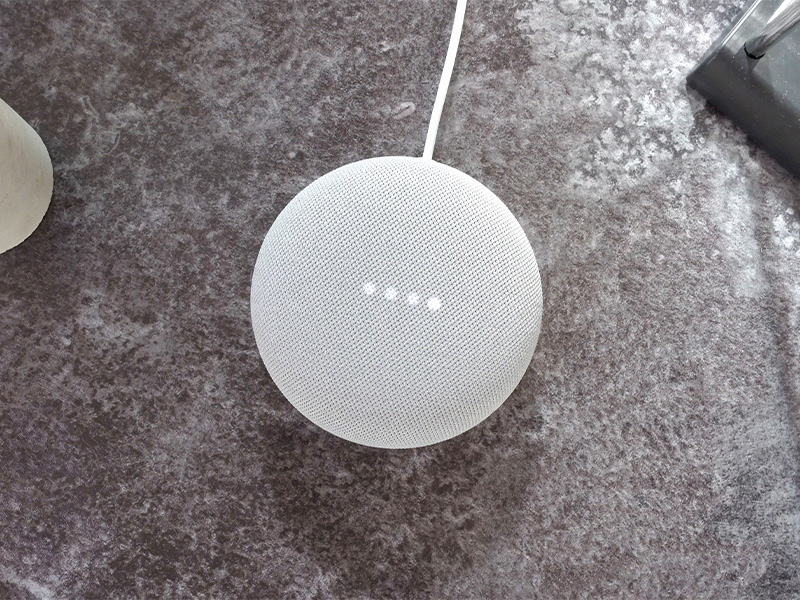 Nest Mini auf einem Tisch.