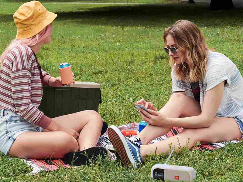 Beim Picknick kannst du auch WLAN Camping Features genießen