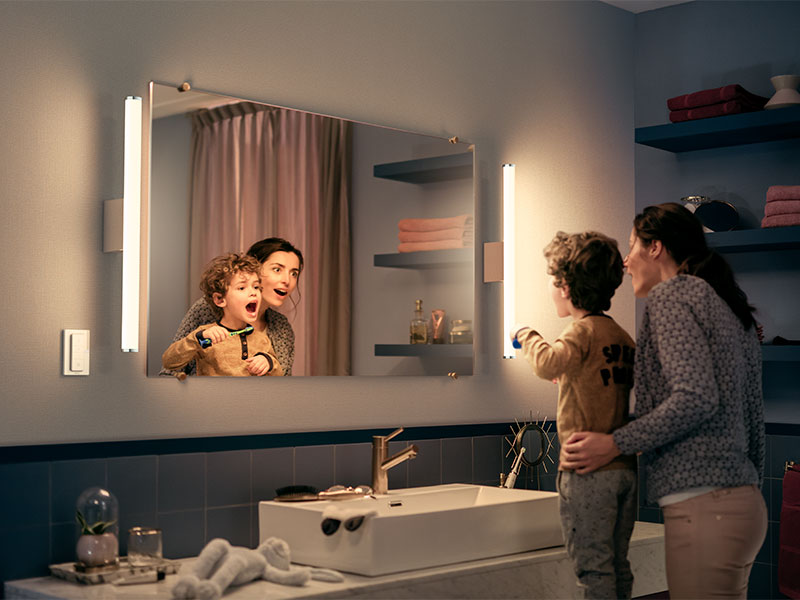 Philips_Hue_White_Ambient_Adore_Wandleuchte_Spiegel_in_Badezimmer