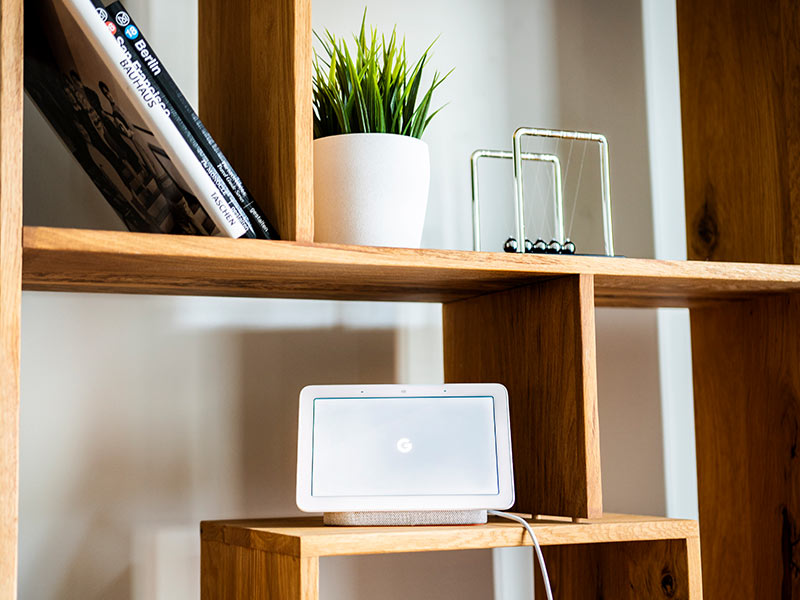 Google Nest Hub im Regal