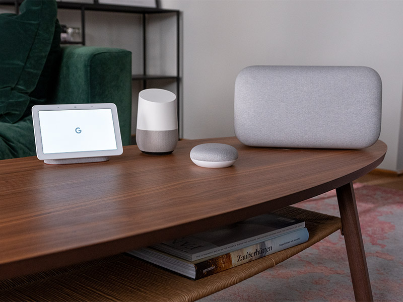 Google Home Lautsprecher unterschiedlicher Bauweise
