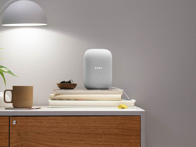 Google Nest Audio auf Kommode