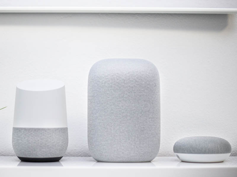 diverse produkte von der google nest audio reihe.