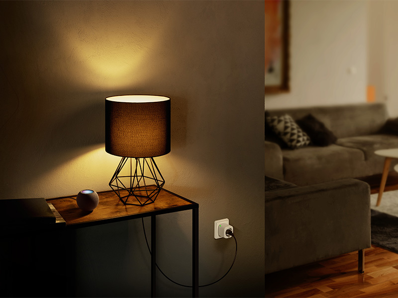 Gemütlich beleuchtetes Zimmer mit einem Apple HomePod Mini auf der Kommode