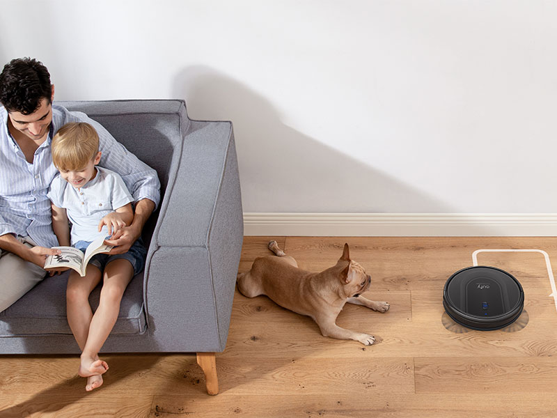 eufy Saugroboter mit Haustier im Wohnzimmer