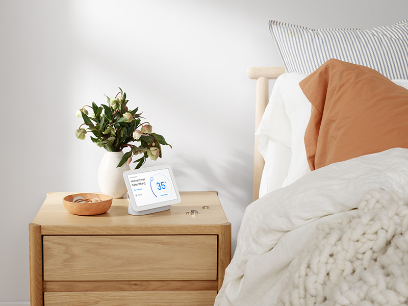Google Nest Hub (2. Generation) auf Kommode neben Bett - starte Deine Google Home Automation via Sprachbefehl