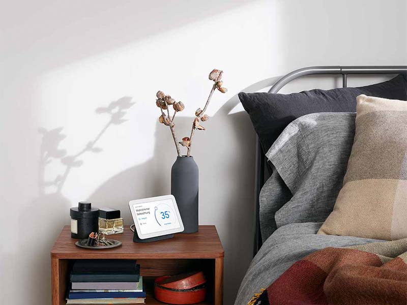 Google Nest Hub (2. Generation) auf Kommode neben Bett - bereit für Google Home Automation