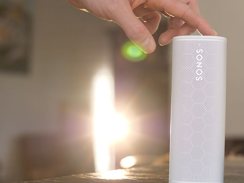 Sonos Roam Finger auf Taste