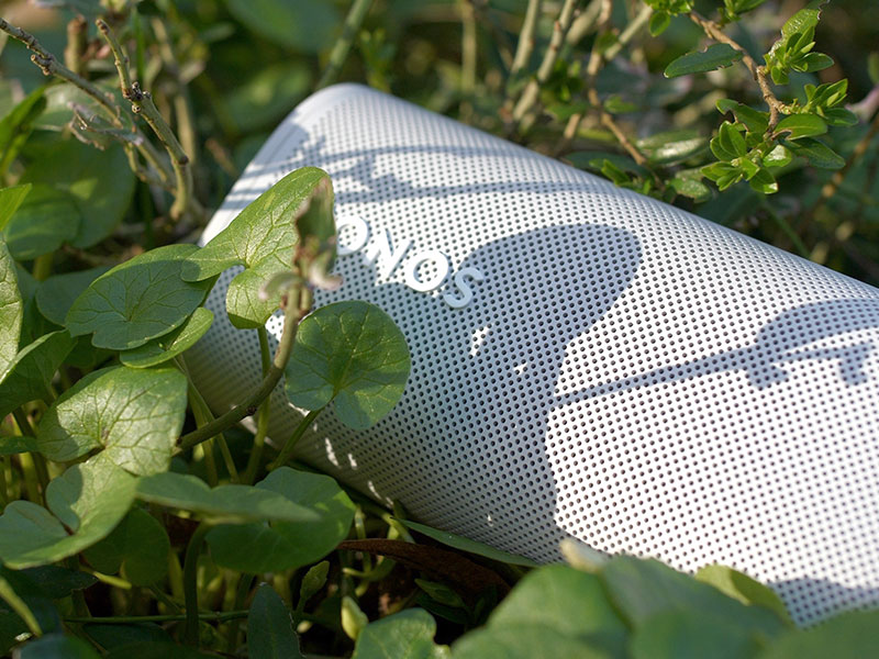 Sonos Roam im Test draußen im Busch