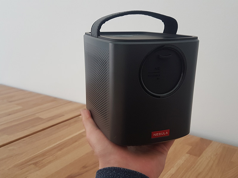 Mini-Beamer zum Test in der Hand