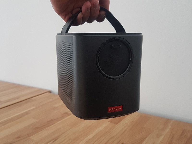 Nebula Mars 2 Pro am Griff getragen.