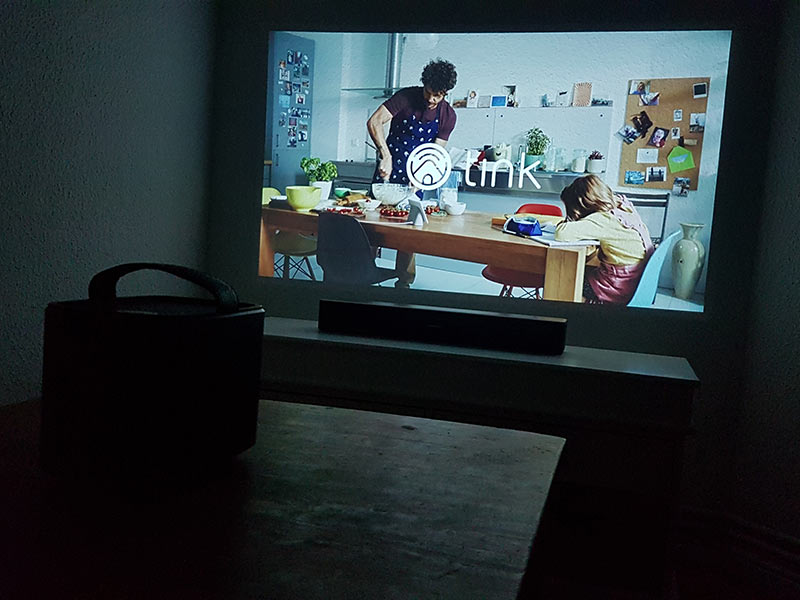 Mini-Beamer Mars 2 Pro projiziert ein YouTube Video an die Wand.