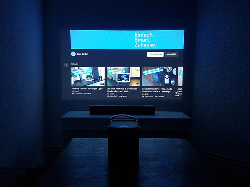 Nebula Mars 2 Pro projiziert ein Video an die Wand.