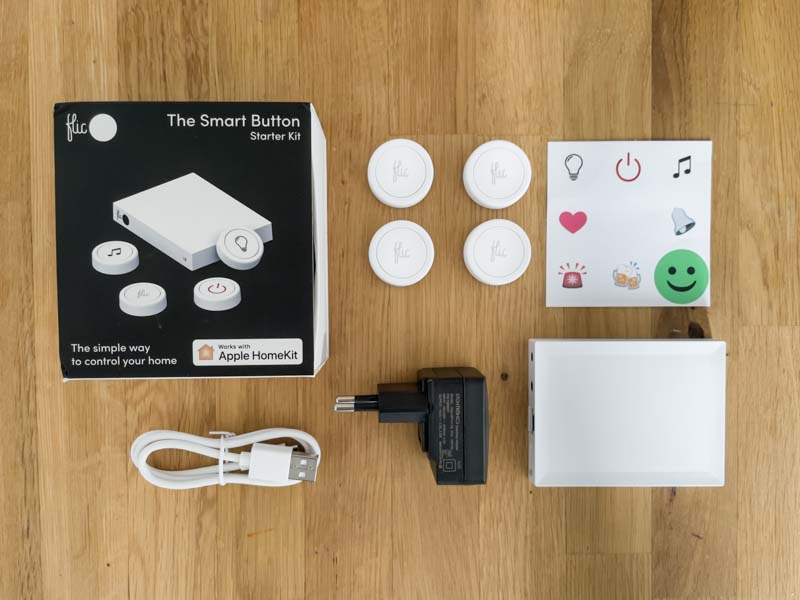 Flic 2 Smart Button Starter-Kit: Lieferumfang mit Netzteil, USB-Kabel, LR-Hub sowie vier Buttons plus Sticker.