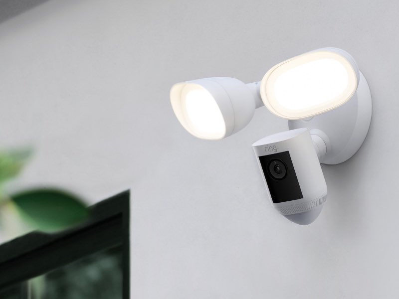 Ring Floodlight Cam Wired Pro - Kamera mit Flutlicht, integrierter Sirene und Amazon Alexa.