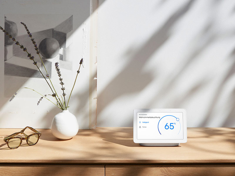 Google Nest Hub auf einer Kommode.