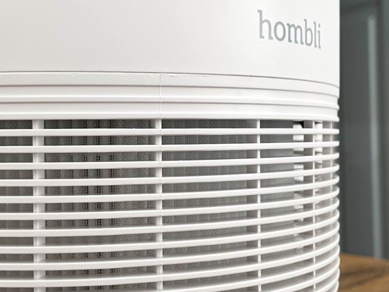 Hombli Smart Air Purifier mit eingebautem HEPA 13-Filter. Die Raumluft wird von unten angesaugt und dann nach oben wieder abgegeben.