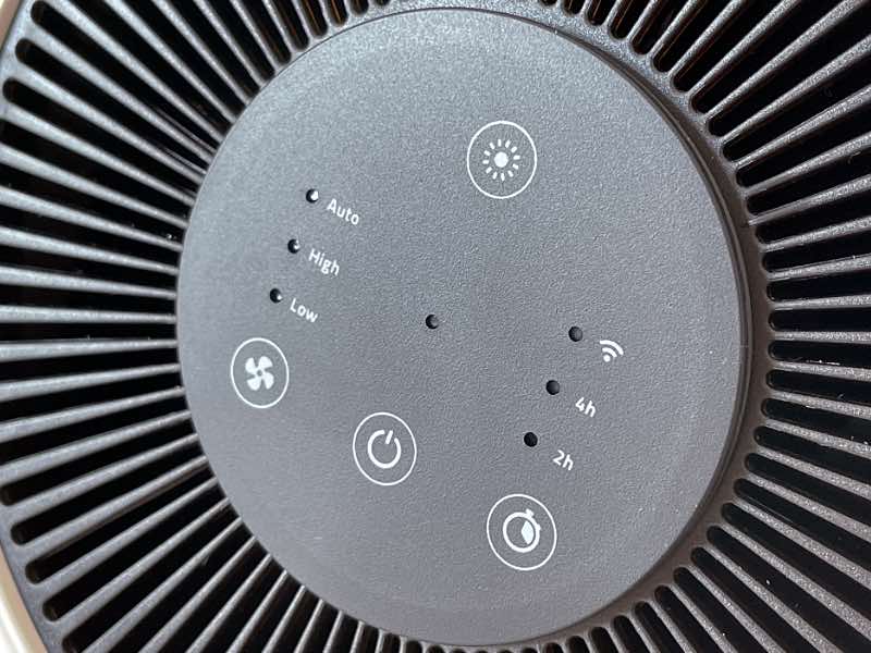 Hombli Smarter Luftfilter: Bedienfeld mit Schaltern für Ein/Aus, Timer-Funktion, LED-Ring sowie Lüftungsstufe.