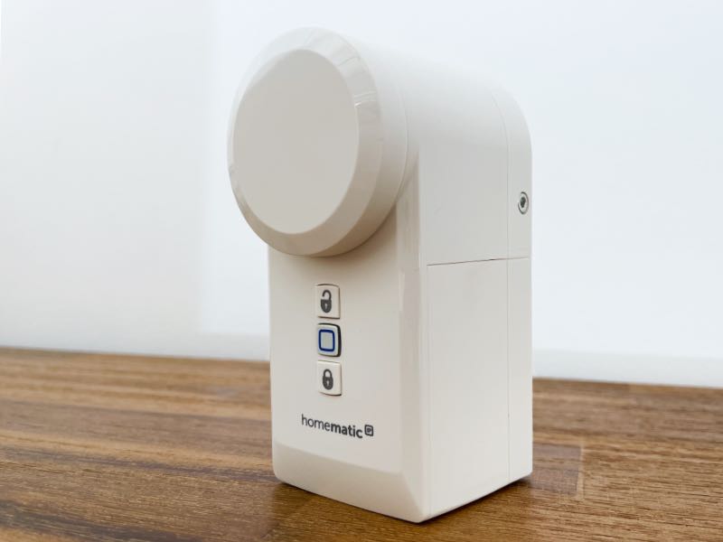 Homematic IP Elektronischer Türschlossantrieb. Im Vordergrund das Batteriefach, in welchem drei AA-Batterien ihren Platz finden.