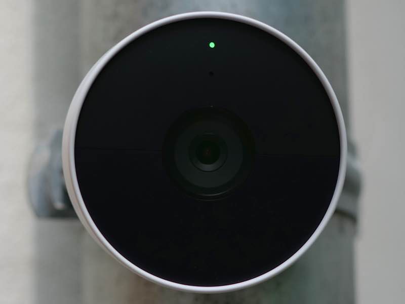 Google Nest Cam (mit Akku): Für den Innen- und Außenbereich. Montiert am Hauseingang, Frontansicht.
