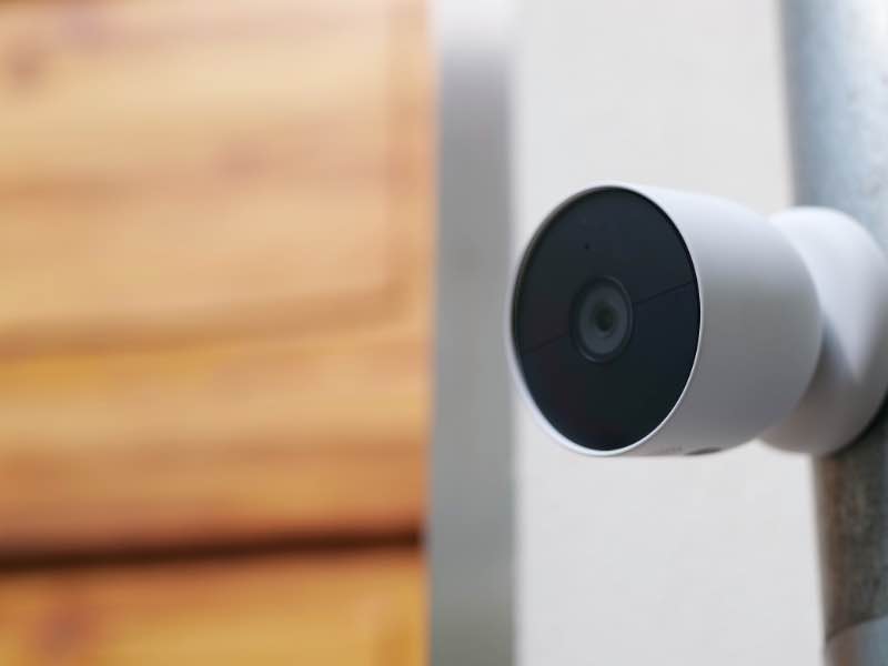 Google Nest Cam (mit Akku): Für den Innen- und Außenbereich. Montiert am Hauseingang.