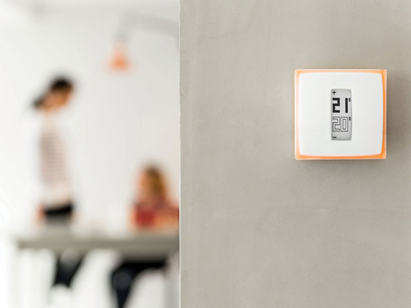 Netatmo Thermostat Anleitung: Thermostat hängt funktionsfähig an der Wand.