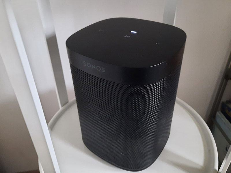 Sonos One SL auf Beistelltisch in Wohnzimmer