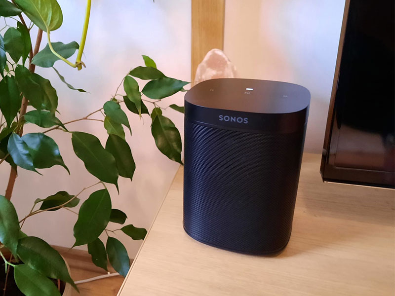 Sonos One SL neben TV und Pflanze im Wohnzimmer