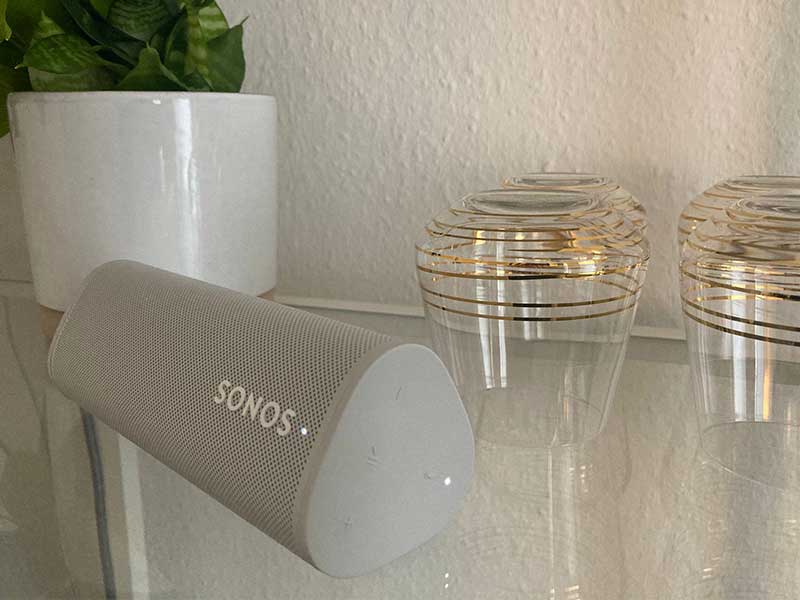 Sonos Roam liegend in Glasvitrine