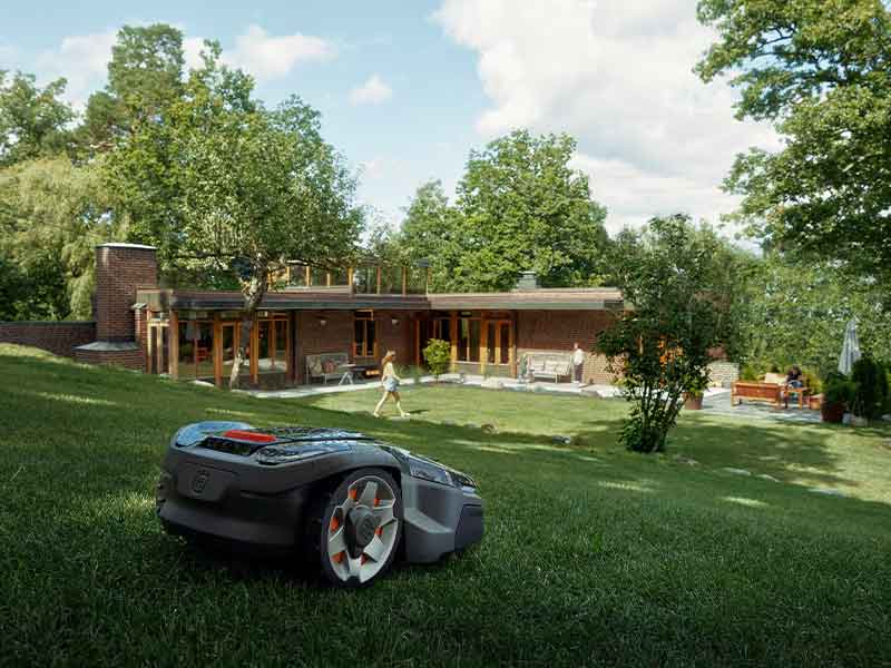 Husqvarna Mähroboter auf einem Hügel im Garten