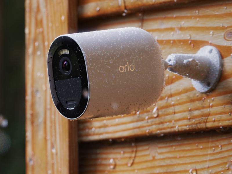 Arlo Go 2 LTE in Nahaufnahme im Regen