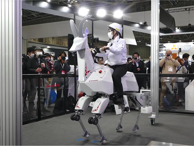 Tierroboter in Form eines Steinbocks von Kawasaki auf einer Messe