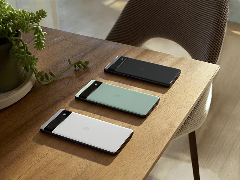 Google Pixel 6a in den Farben Chalk, Sage und Charcoal