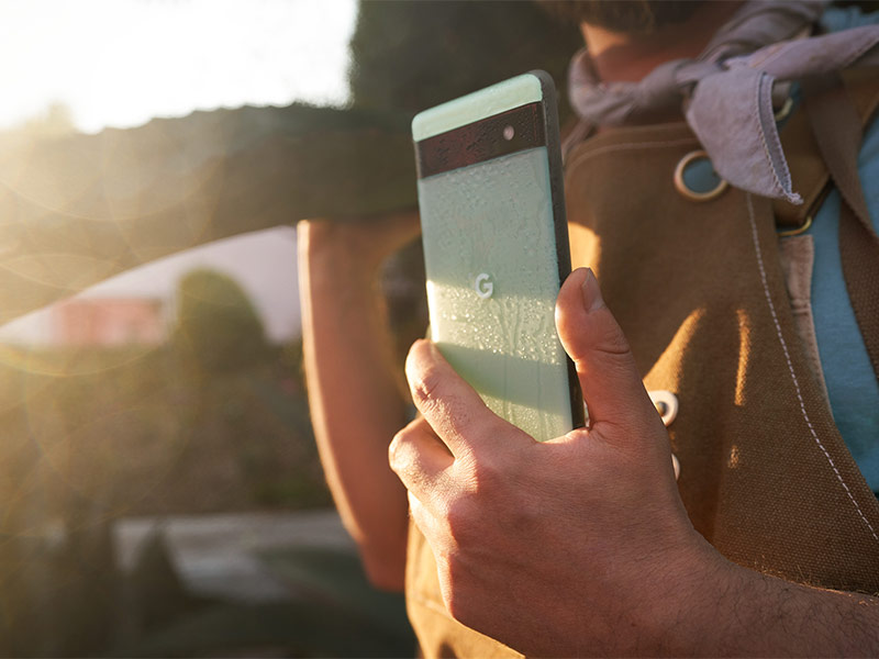 Google Pixel 6a mit Wassertropfen auf der Hülle