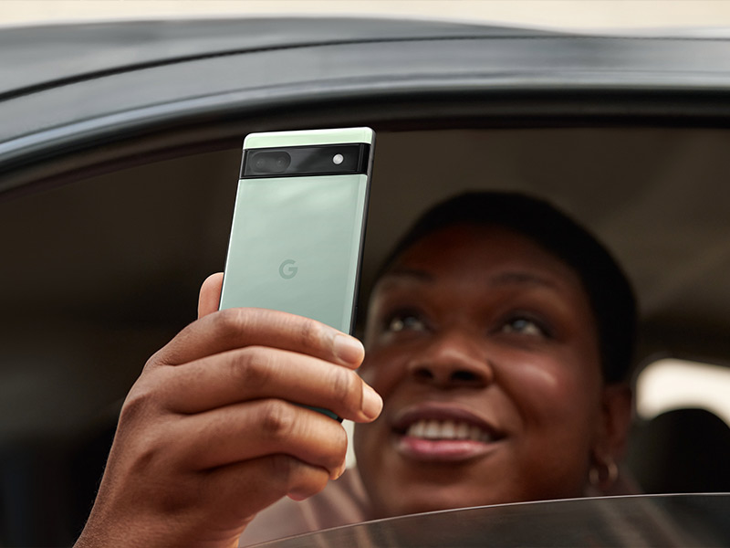 Frau fotografiert mit Google Pixel 6a aus dem Auto heraus