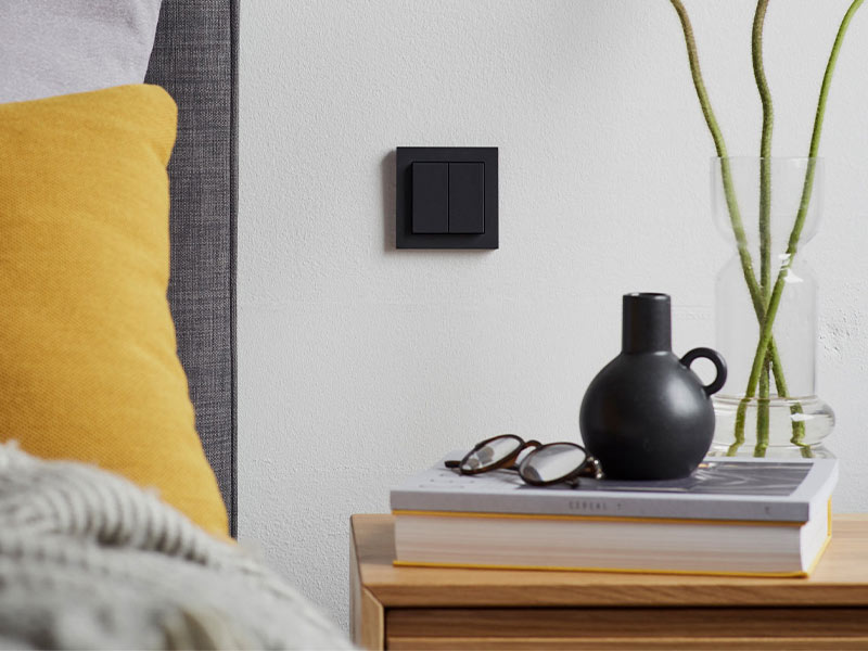Senic Indoor Switch neben dem bett