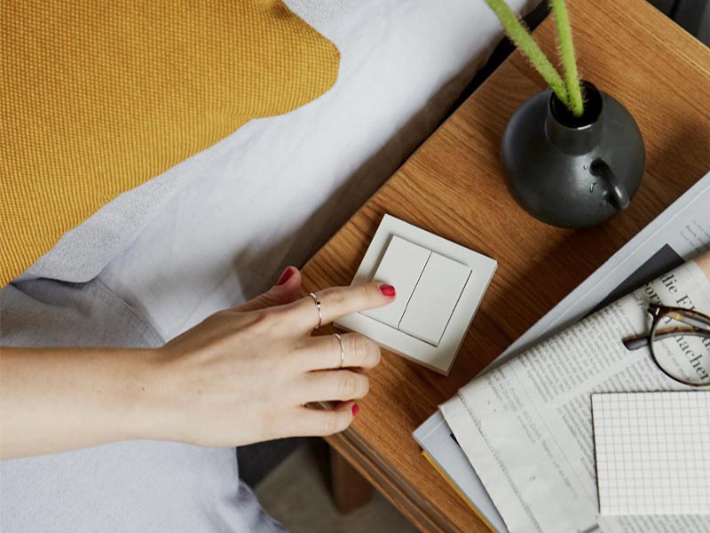 Der Senic Indoor Switch muss nicht mit Strom versorgt werden, leg ihn einfach neben Dein Bett und steuere Dein Licht von da aus.