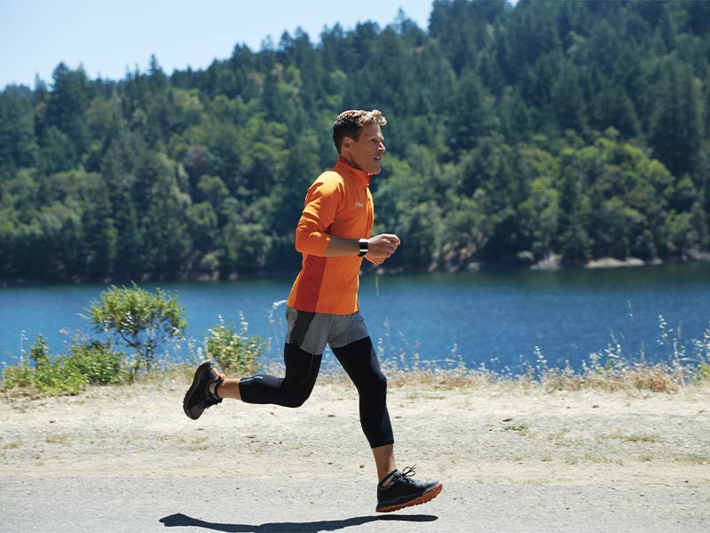 Mann treibt Sport mit Fitbit Fitness-Tracker