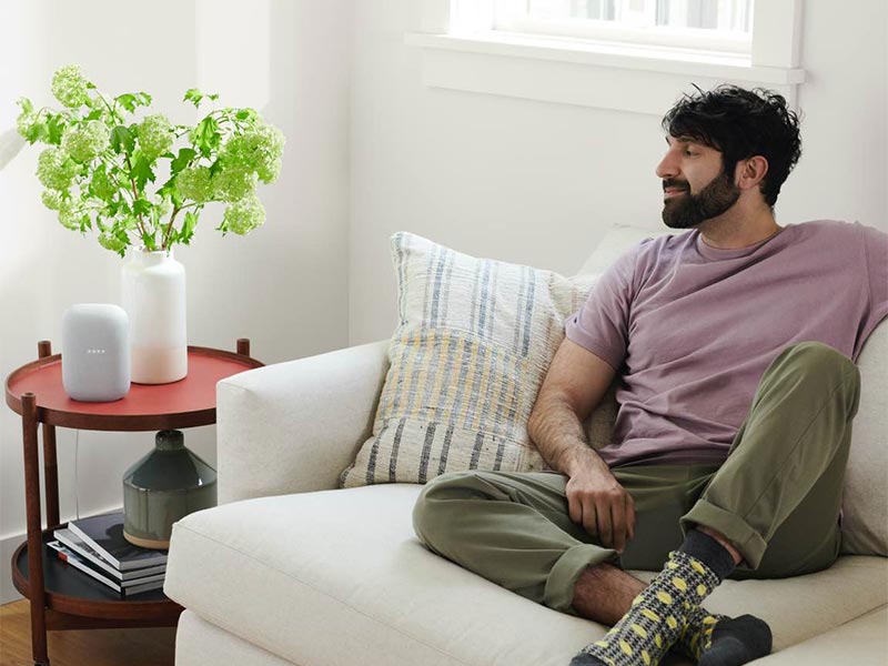 Mann sitzt am Valentinstag neben einer Google Nest Box