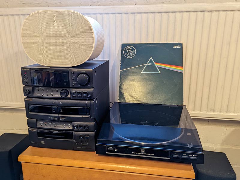 Sonos Era 300 mit Plattenspieler und Dark Side of the Moon Album
