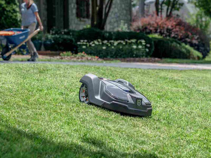 Mähroboter von husqvarna an einer steigung.