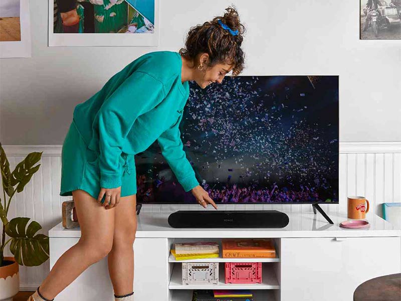 frau schaltet eine sonos ray ein