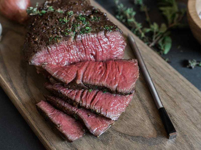 Meater mit perfekt gegrilltem Steak